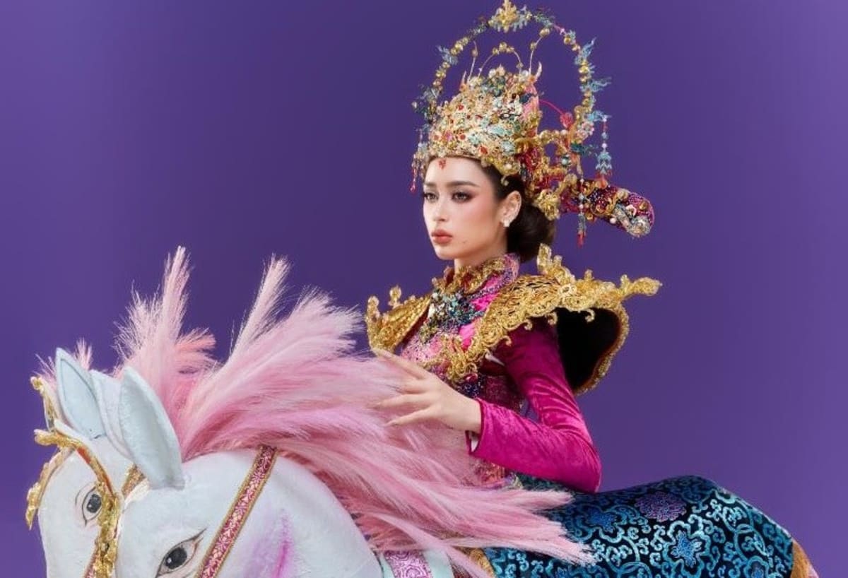 Emoura Phạm mang "Vinh quy bái tổ" nặng 20kg lên sân khấu Miss Grand International