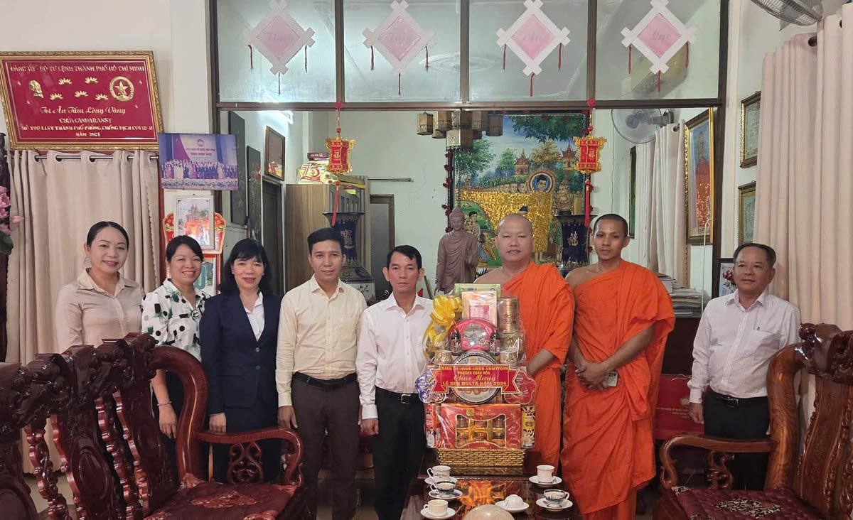 Phường Xuân Hòa thăm, chúc mừng chùa Chantarangsay nhân Lễ Sen Dolta 2026