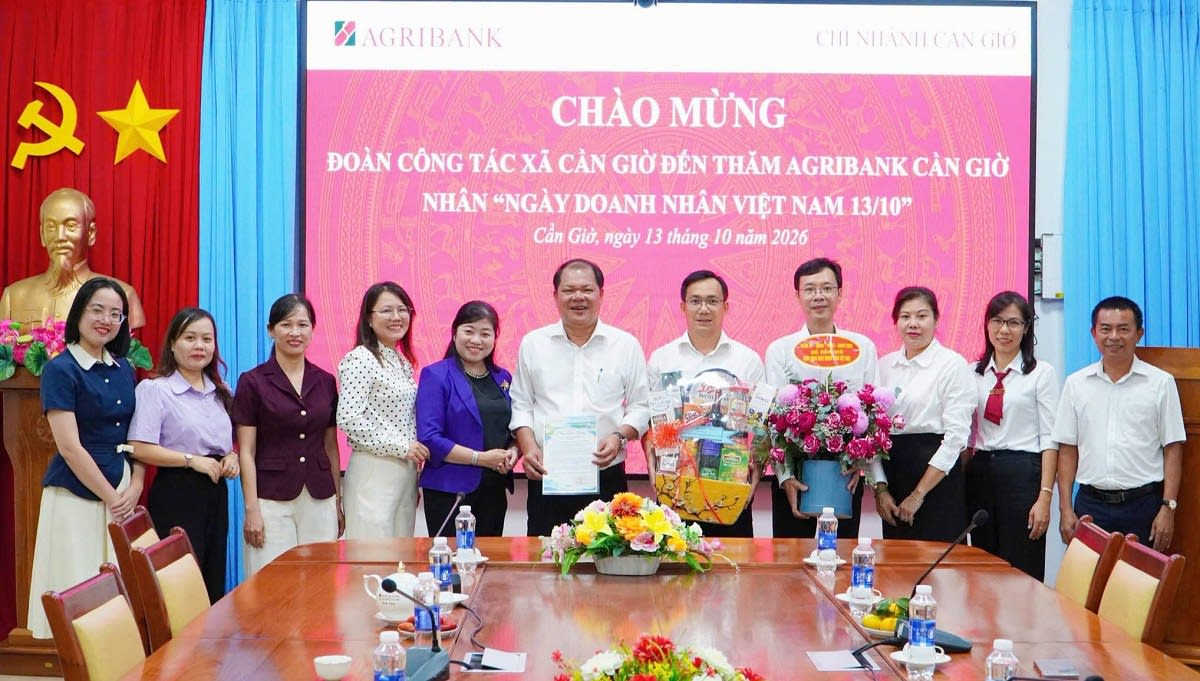 Lãnh đạo xã Cần Giờ tặng hoa, tri ân doanh nghiệp nhân Ngày Doanh nhân Việt Nam