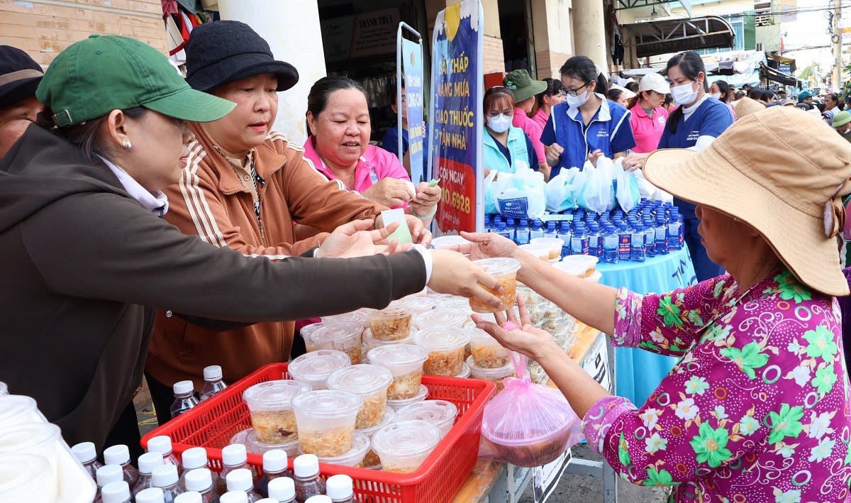 Xã Hóc Môn trao 220 phần quà và hơn 1.400 phần ăn tại “Phiên chợ 0 đồng”