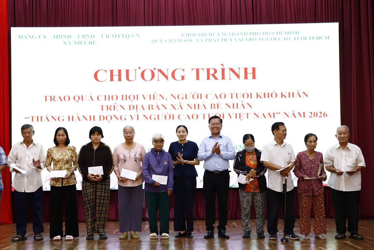 Khối thi đua 26 TP.HCM trao 59 phần quà cho người cao tuổi khó khăn tại xã Nhà Bè