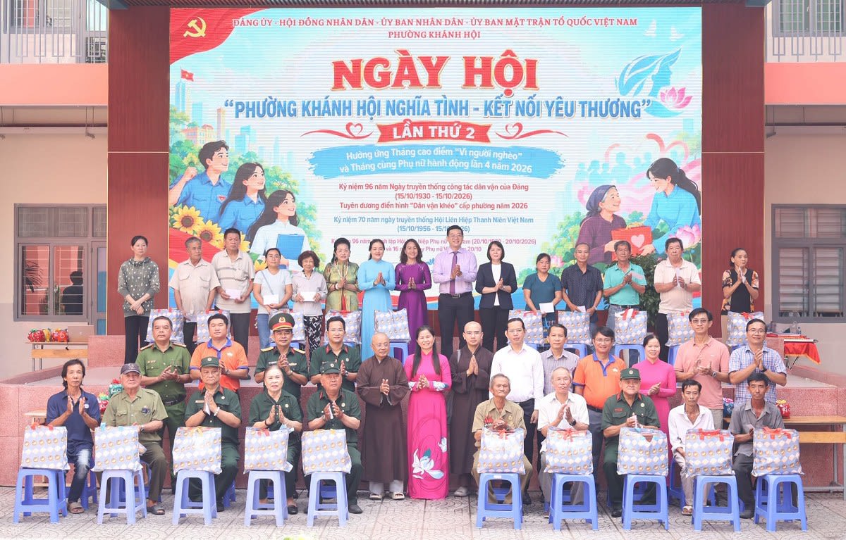 Phường Khánh Hội: Trao tặng gần 300 phần quà và học bổng cho học sinh, người dân khó khăn