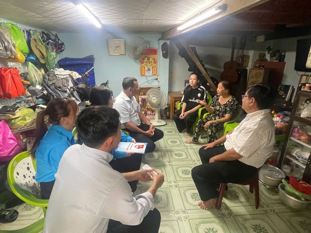 Phường Bình Tây thăm hỏi, tặng quà thanh niên khuyết tật có hoàn cảnh khó khăn