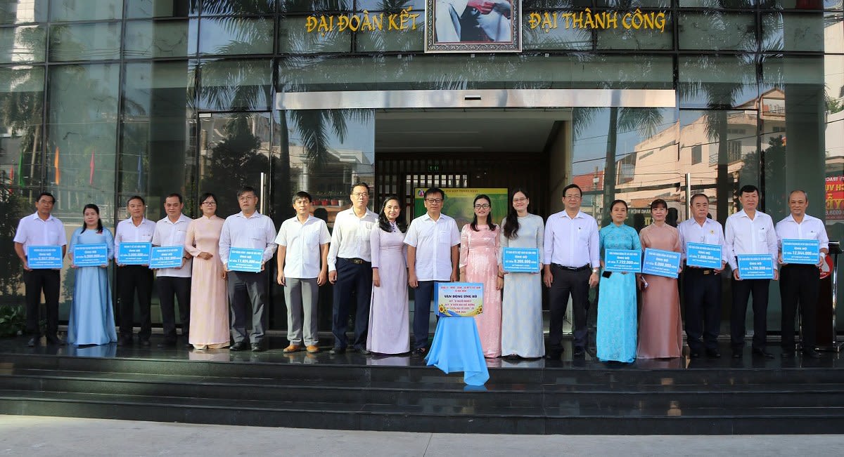 Hơn 108 triệu đồng ủng hộ Quỹ “Vì người nghèo” và Quỹ “Vì biển đảo quê hương - Vì tuyến đầu Tổ quốc” tại Hóc Môn