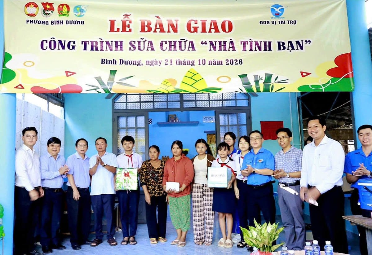 Bàn giao “Nhà Tình bạn” cho hai anh em học sinh ở phường Bình Dương