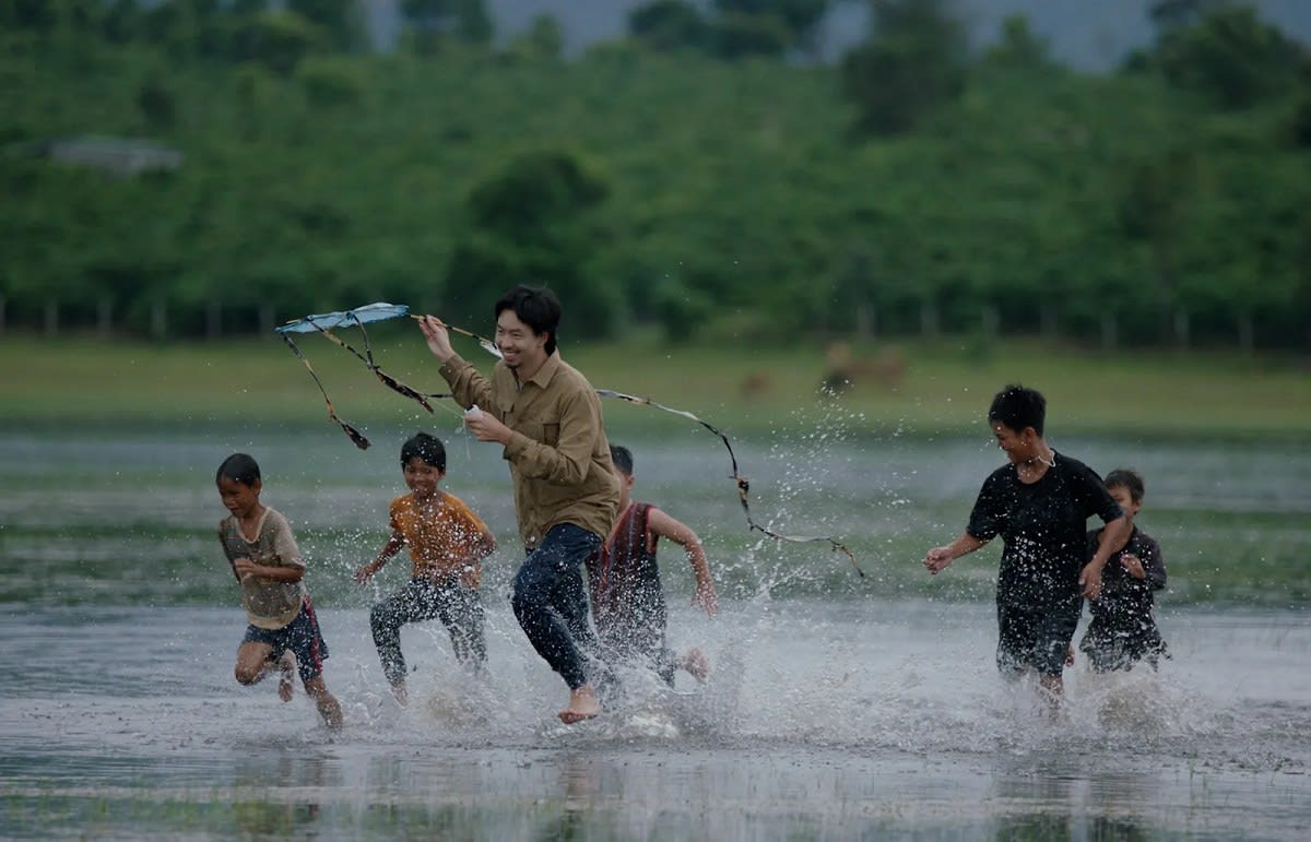 Đen kể chuyện tuổi thơ em bé Tây Nguyên trong MV mới
