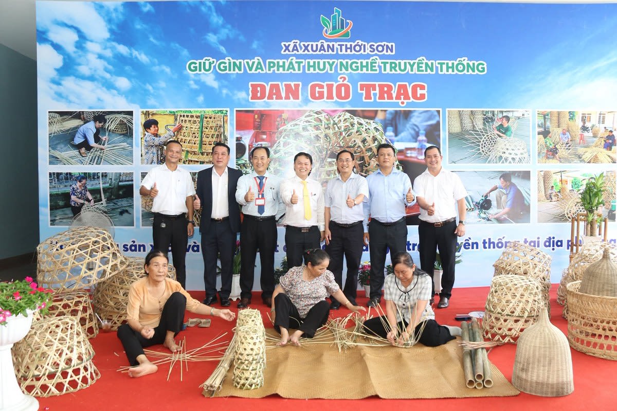 Xã Xuân Thới Sơn: Họp mặt doanh nhân và đón nhận quyết định công nhận nghề truyền thống đan giỏ trạc