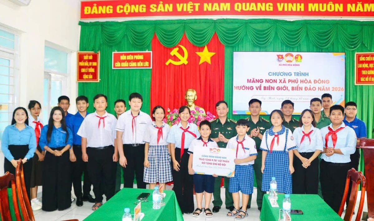 Tuổi trẻ Phú Hòa Đông trao tặng gần 9.800 vật phẩm hướng về biên giới, biển đảo