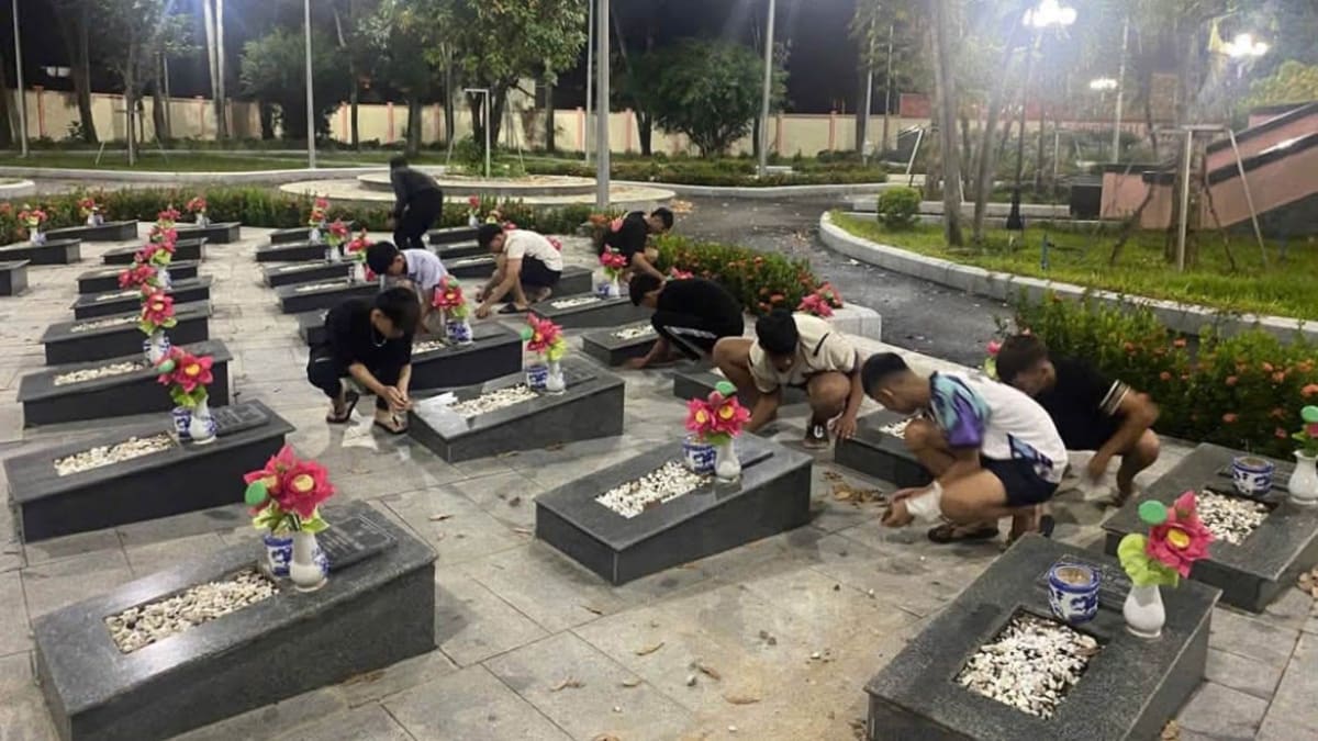TP.HCM: Ngăn hai nhóm thiếu niên chuẩn bị ẩu đả, công an đưa đi nhỏ cỏ, dọn vệ sinh nghĩa trang liệt sĩ