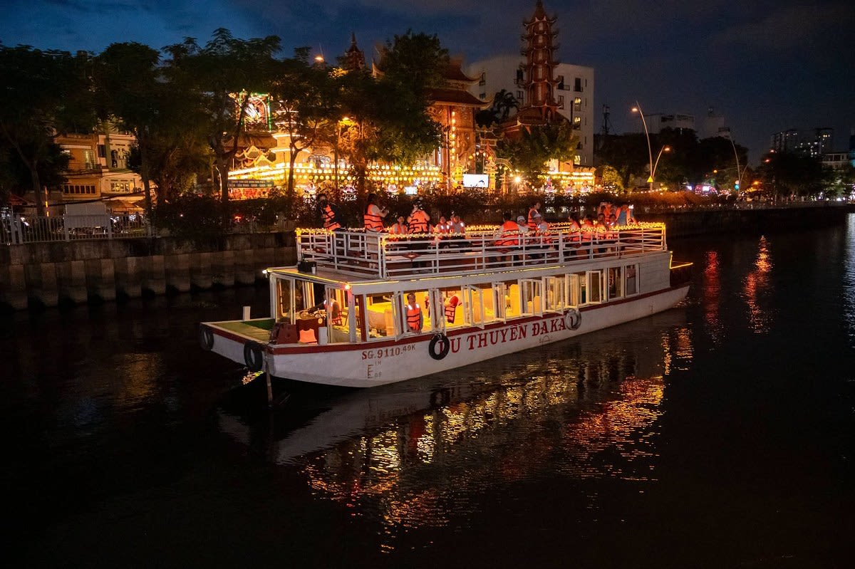 Ngắm Sài Gòn trên dòng kênh Nhiêu Lộc - Thị Nghè trong tour “Xuân Hòa - Bước chân qua miền ký ức”