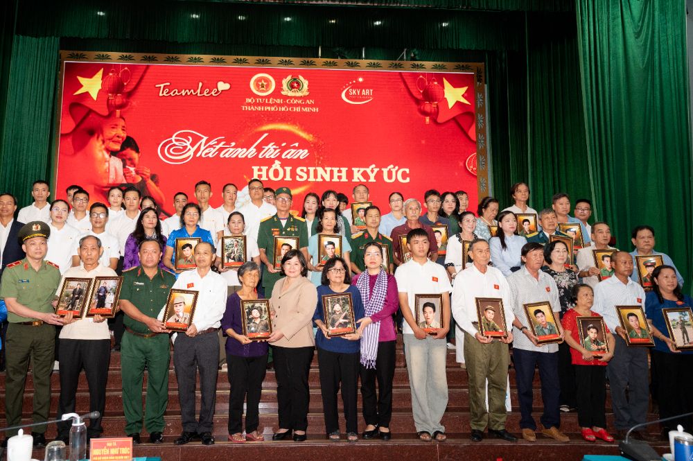 Xúc động hình ảnh liệt sĩ được phục dựng trao tặng đến gia đình