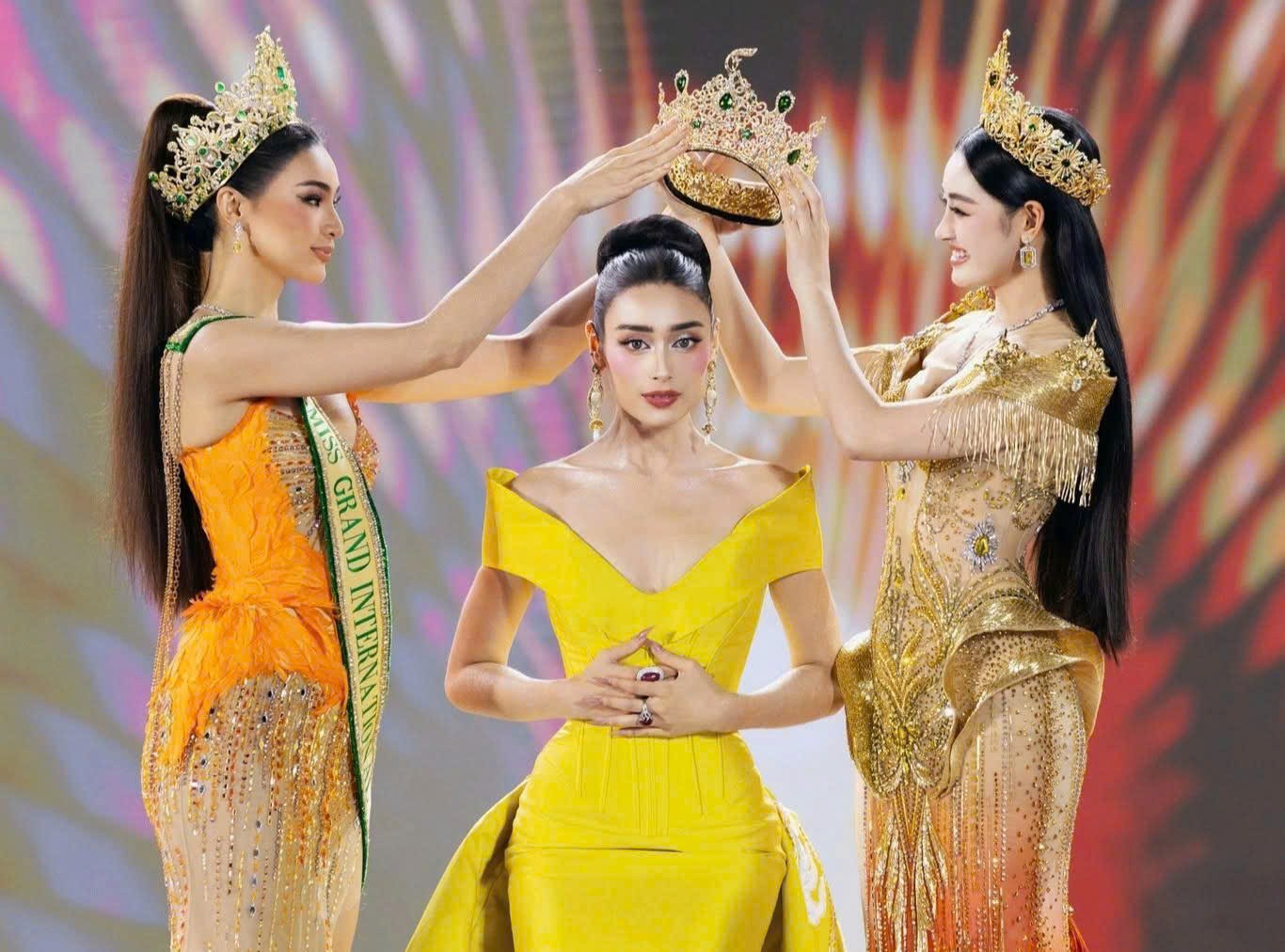 Emoura Phạm đăng quang Miss Grand Vietnam 2026, viết nên lịch sử cho "bông hồng lai"