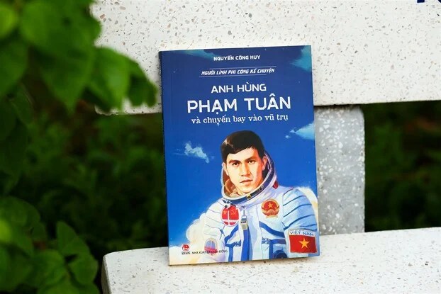 Ra mắt sách "Anh hùng Phạm Tuân và chuyến bay vào vũ trụ"