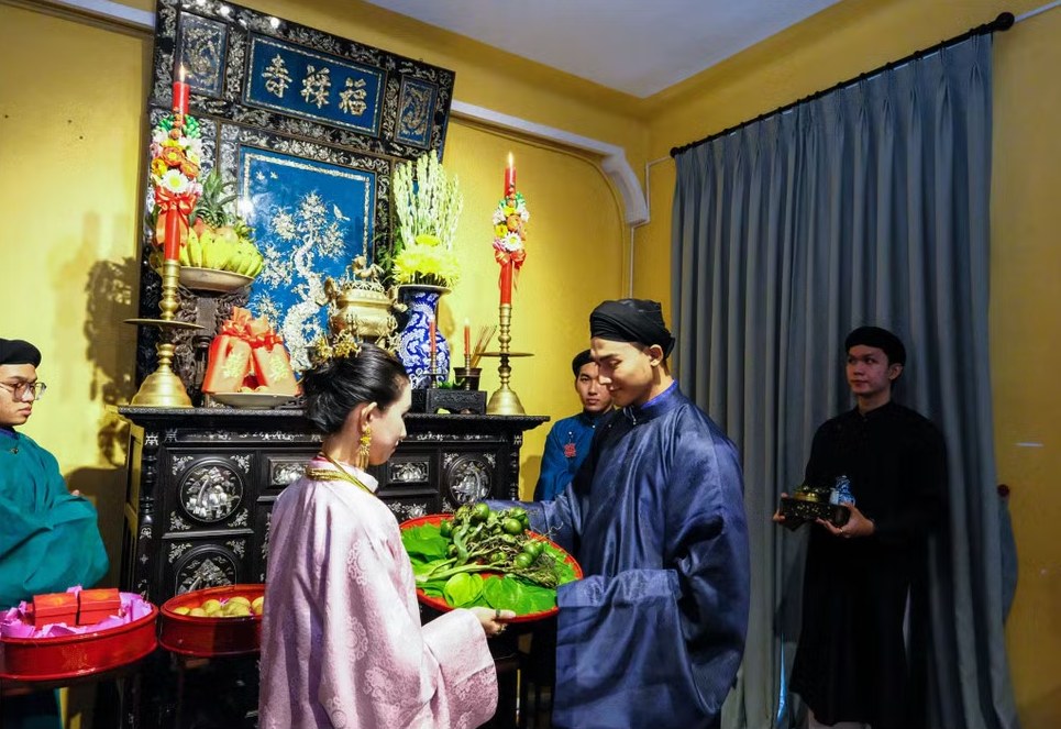 "Kết duyên tơ hồng" - khi Gen Z hóa thân cô dâu chú rể giữa lòng Sài Gòn