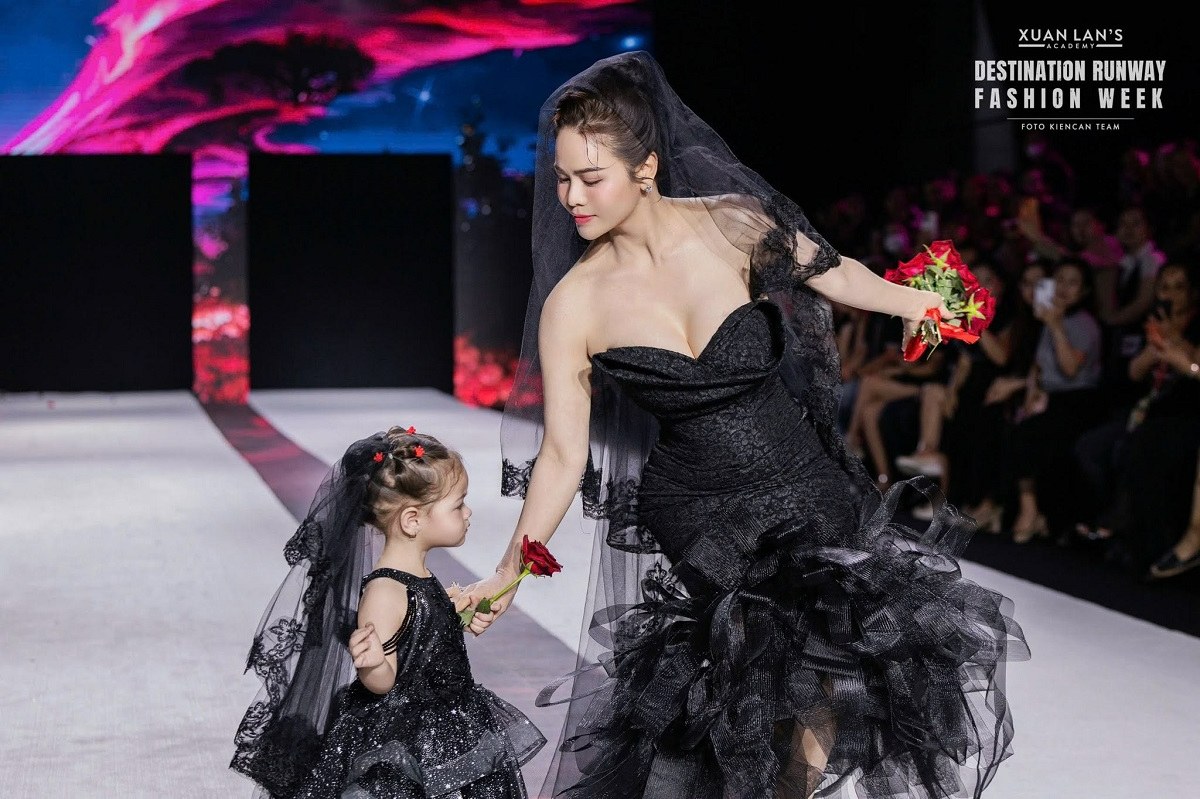 Ca sĩ Nhật Kim Anh và con gái Julia lần đầu tiên catwalk