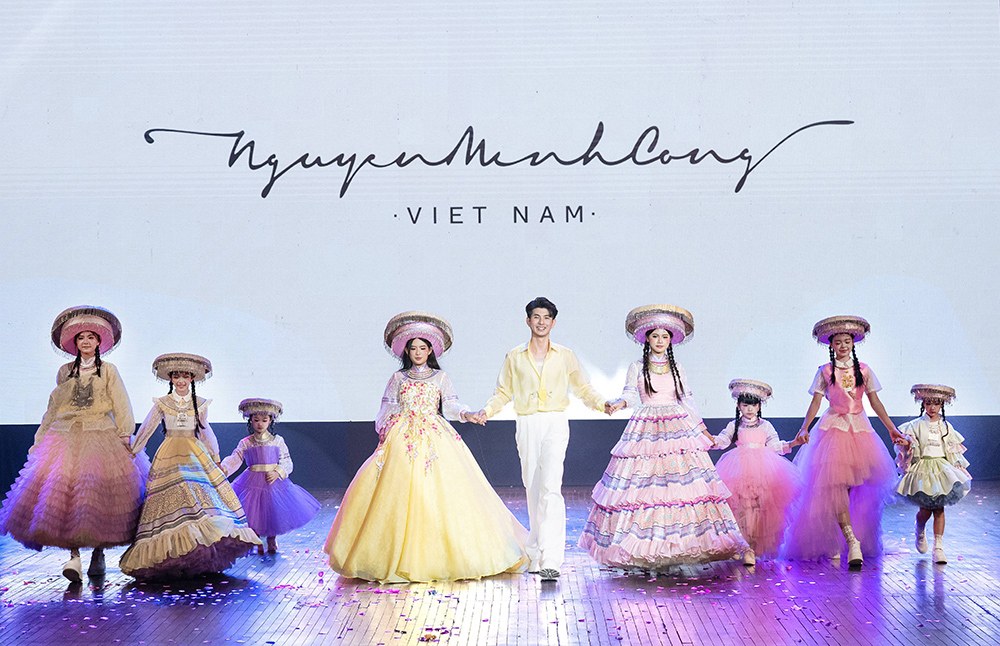 NTK Nguyễn Minh Công đưa vẻ đẹp Tây Bắc vào thế giới thời trang trẻ thơ