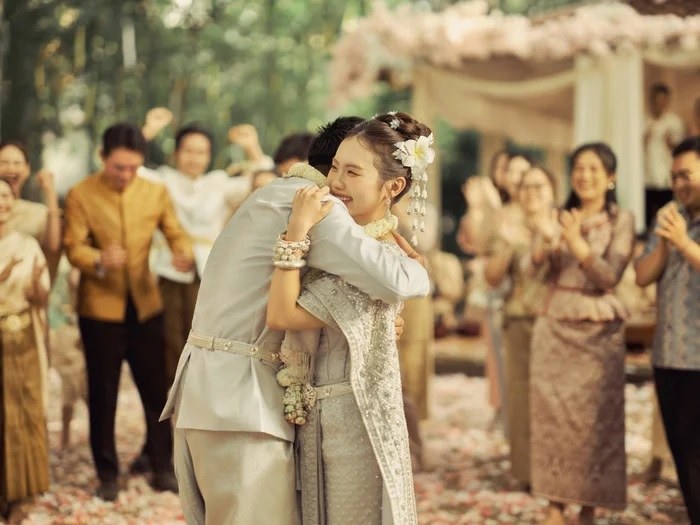 Phương Mỹ Chi hạnh phúc trong MV "Thiên Đường Với Người Thương"