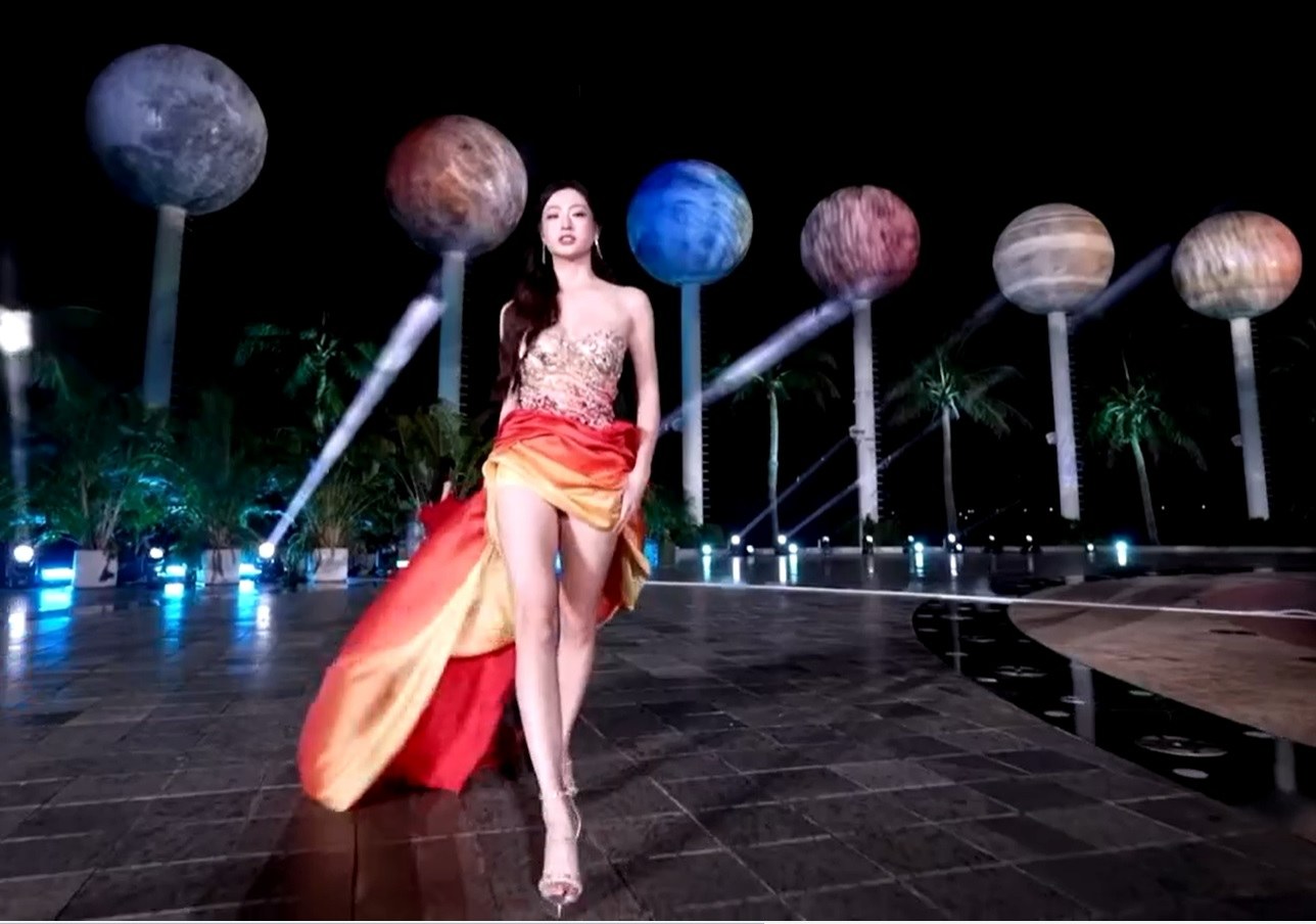 Lương Thùy Linh ngã trên sân khấu Miss World