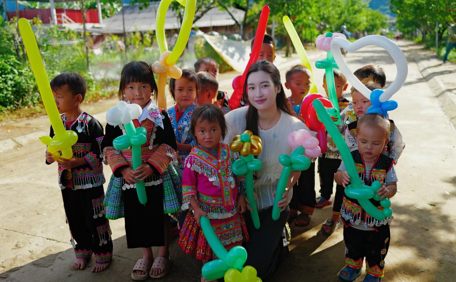 Đỗ Mỹ Linh trở lại Cu Vai sau 10 năm, mang "ánh sáng tri thức" đến trẻ vùng cao