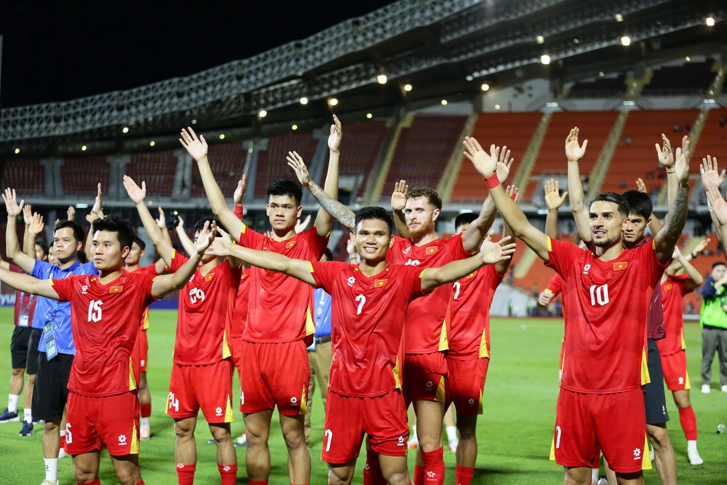 Việt Nam hạ Thái Lan 2-0 trên sân khách, tiến gần ngôi vô địch ASEAN Cup 2026