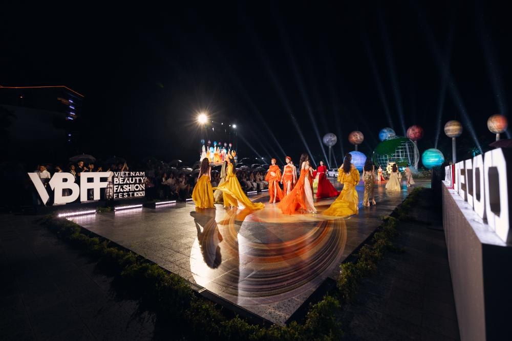 111 thí sinh Miss World "diện" văn hóa Việt lên sàn catwalk Hải Phòng