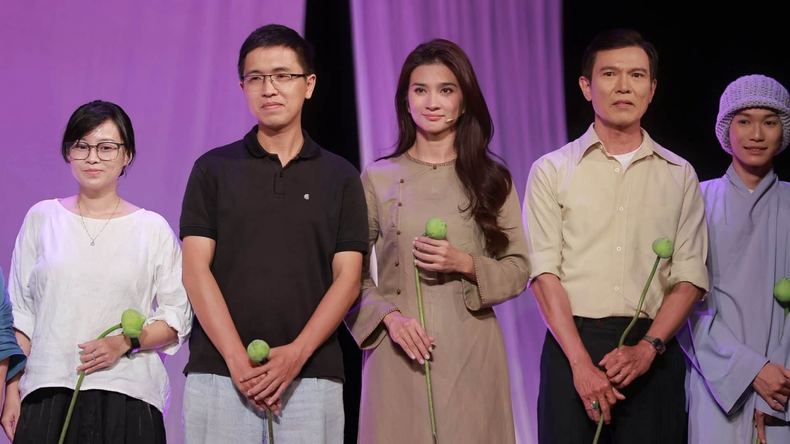 NSƯT Kim Tuyến hóa thân Hạ Lan, hạnh phúc trở lại sân khấu kịch "Áo xưa dù nhàu"