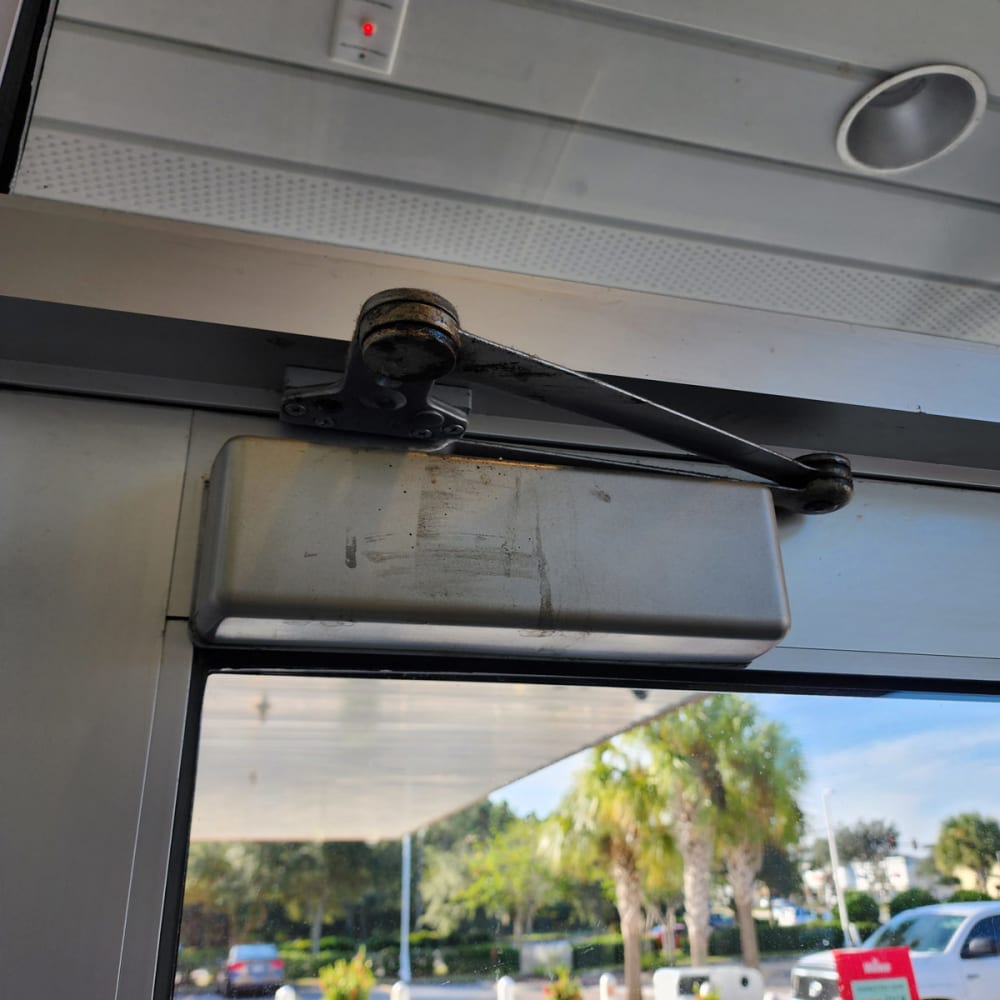 24 7 commercial door closer emergency service for Orlando businesses
