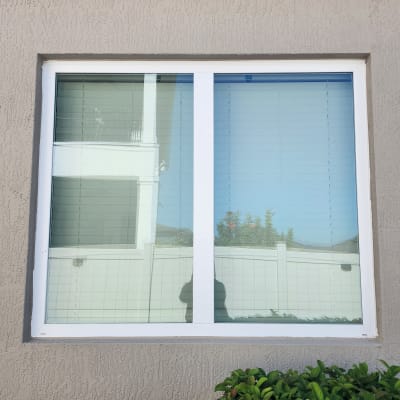 Technician repairing cracked home window glass in Orlando FL — same-day service