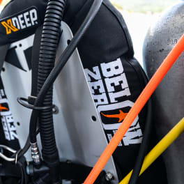 Trimvest van Below Zero Divers, een wing van XDeep