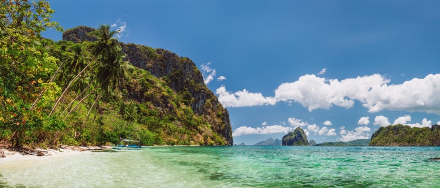 Eilandenlandschap van Palawan vanaf het water gezien