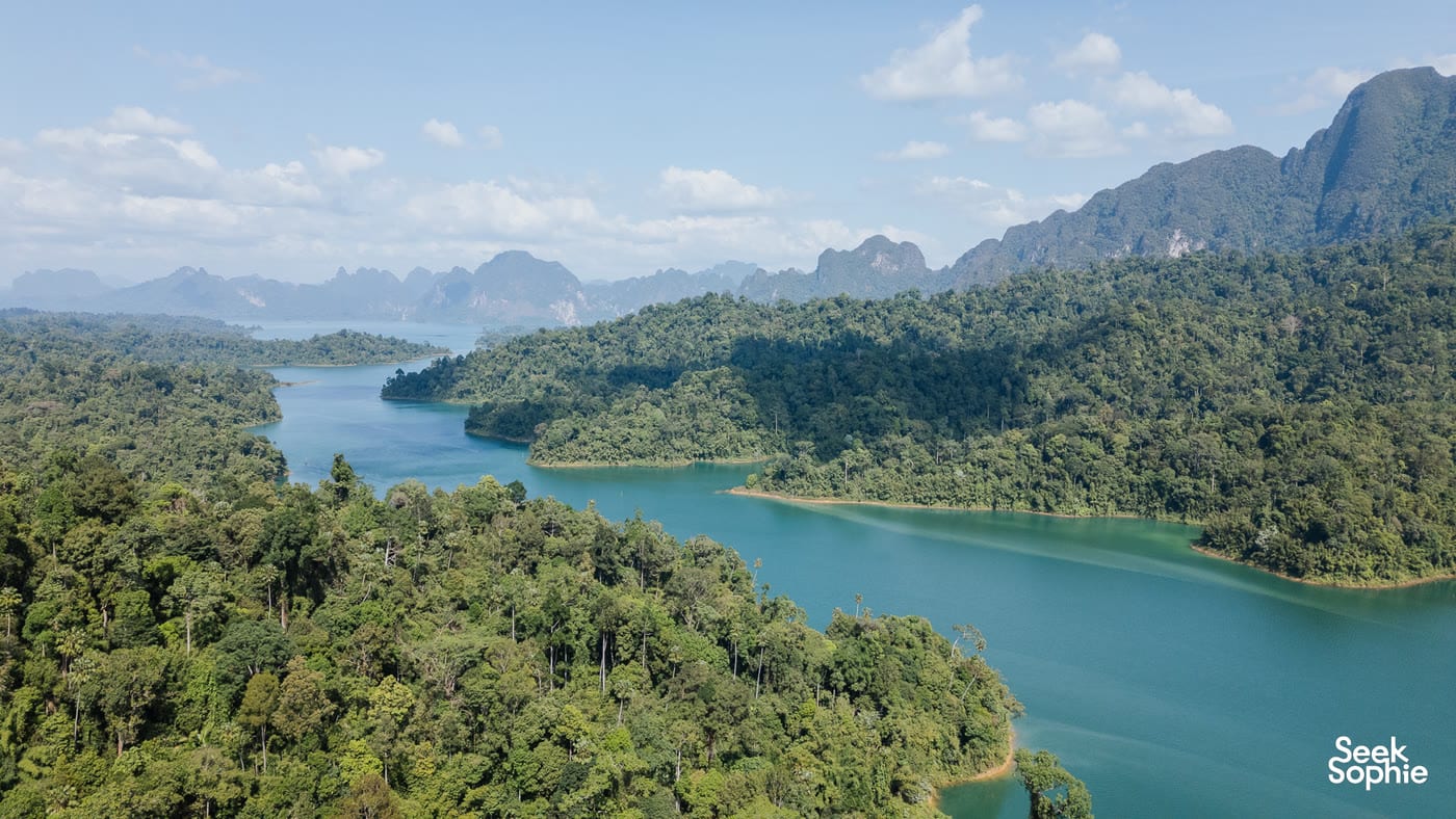 Cheow Lan Lake van bovenaf, tussen de beboste kalksteenheuvels