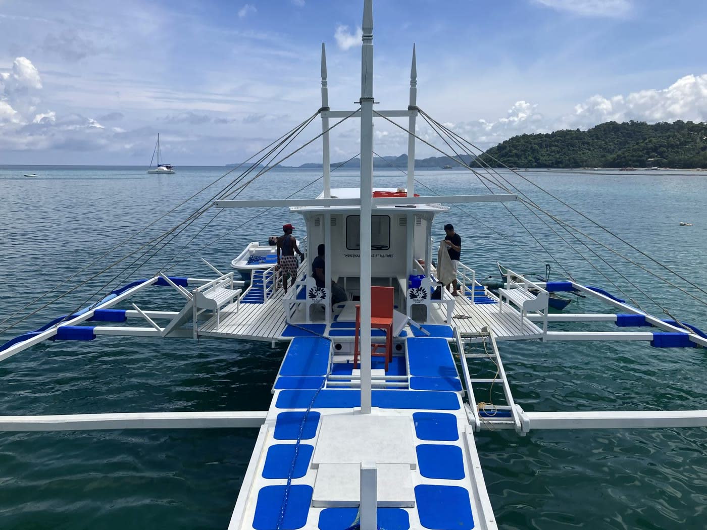 De duikboot van Palawan Divers, gezien vanaf het voordek