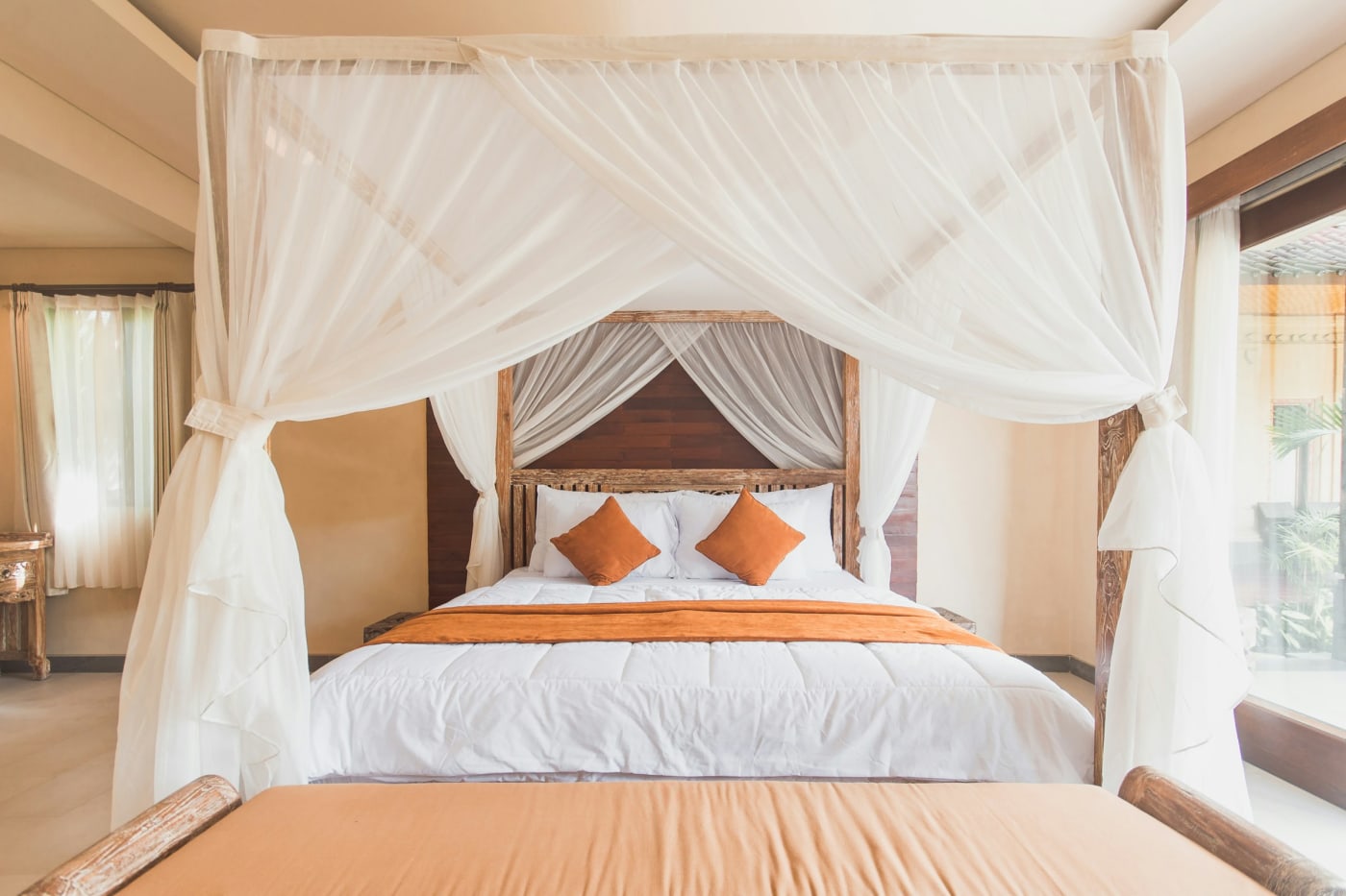 Bed met een witte klamboe