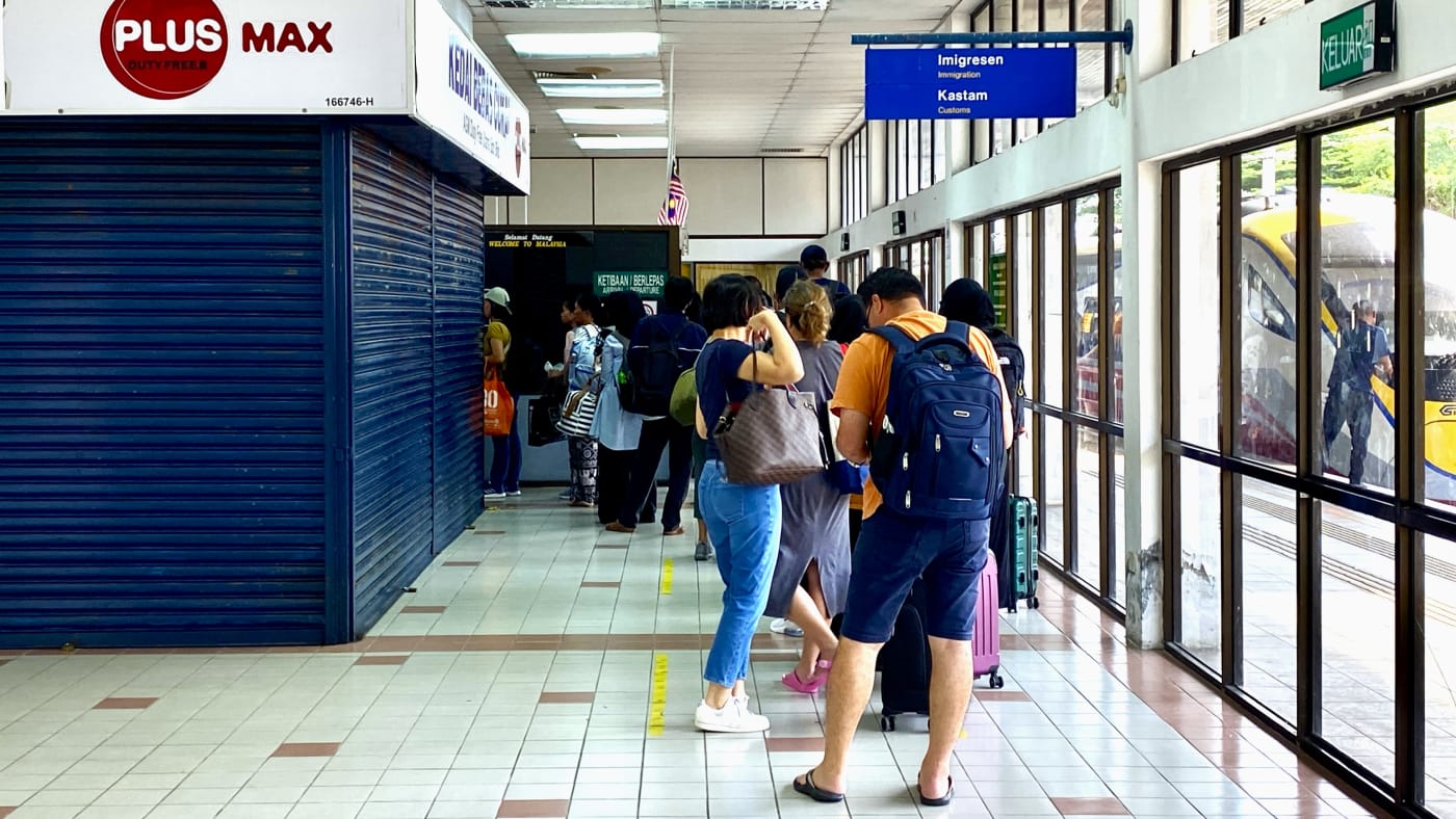 Rij bij immigratie en douane met backpackers en koffers