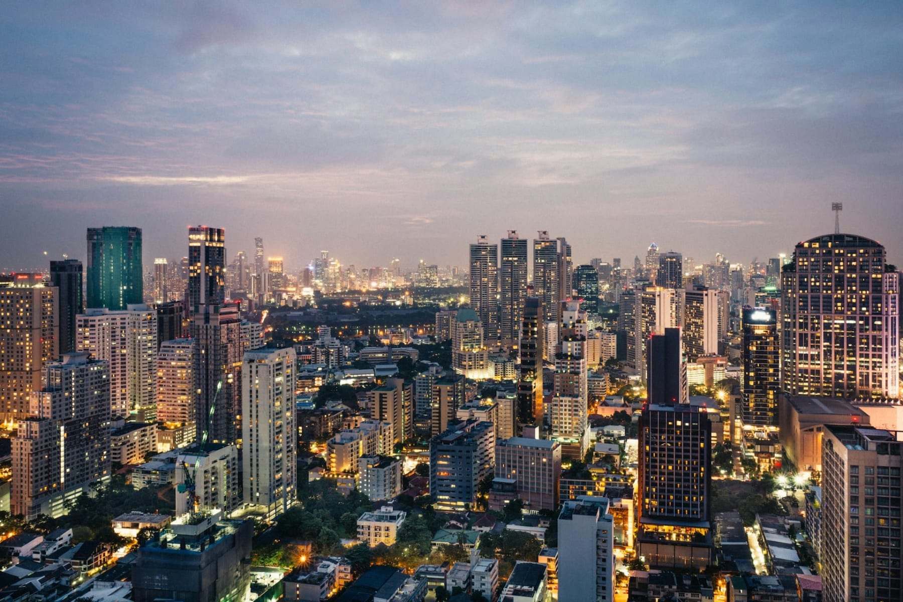 Skyline van Bangkok in de schemering