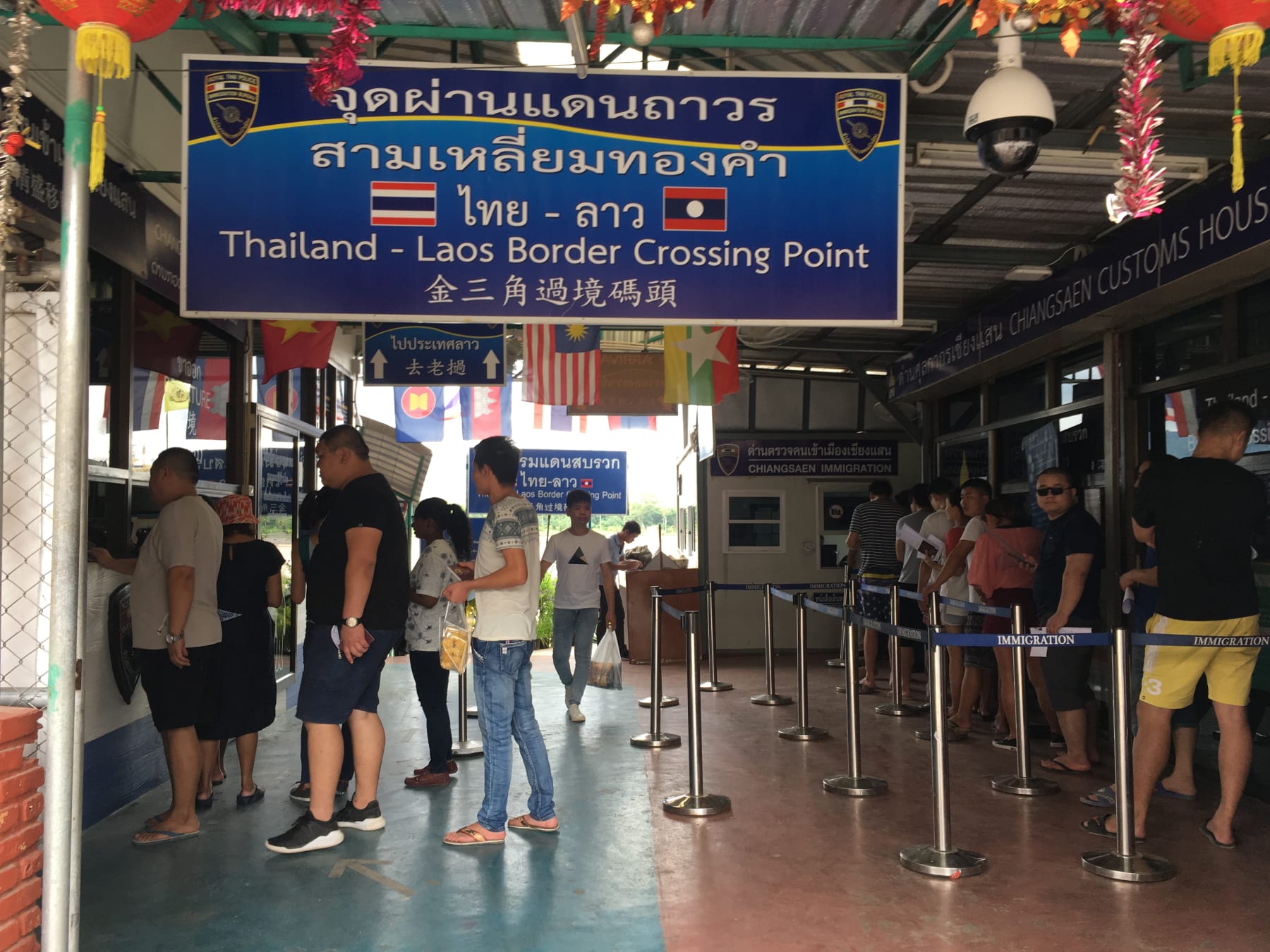 Reizigers in de rij bij de grenspost tussen Thailand en Laos