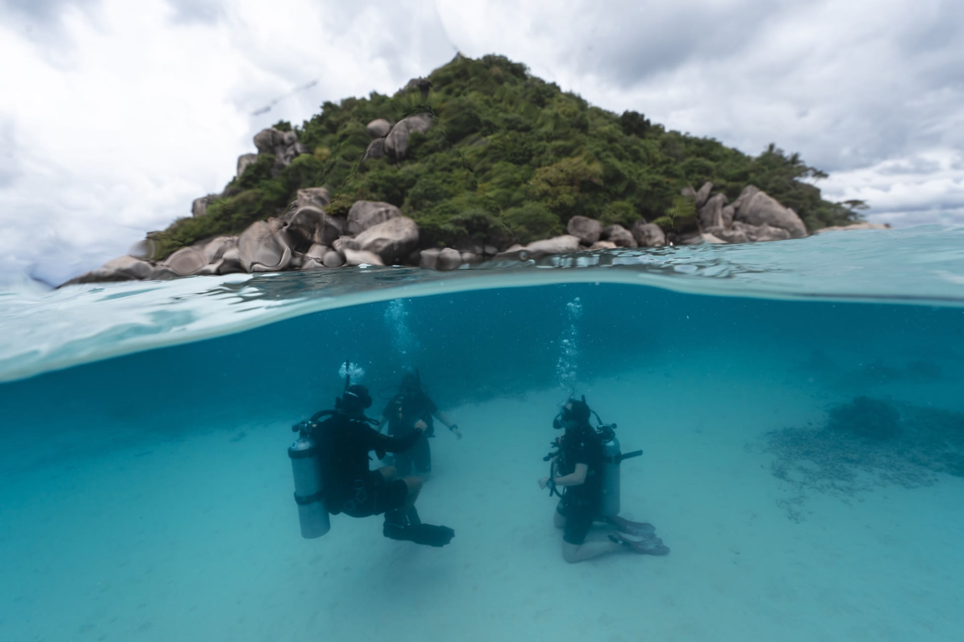 Duikers onder water bij Koh Nang Yuan, met het eiland boven de waterlijn