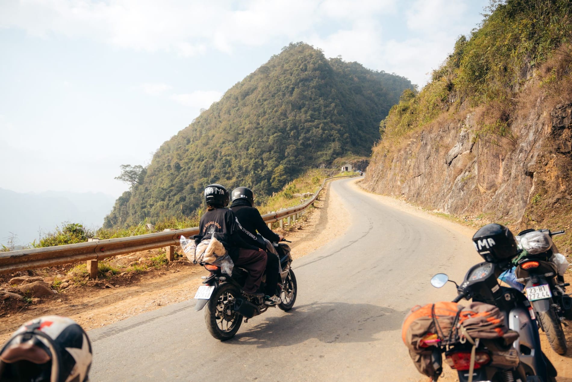 Twee motorrijders op een bergweg tijdens de Ha Giang Loop