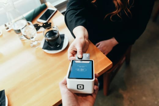 Iemand betaalt contactloos met een betaalkaart
