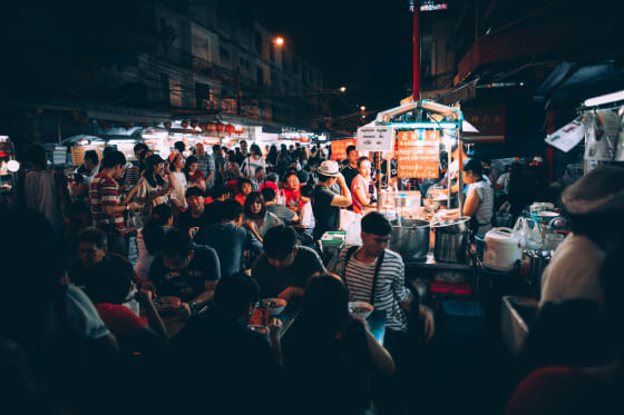 Avondmarkt met eetkraampjes in Thailand