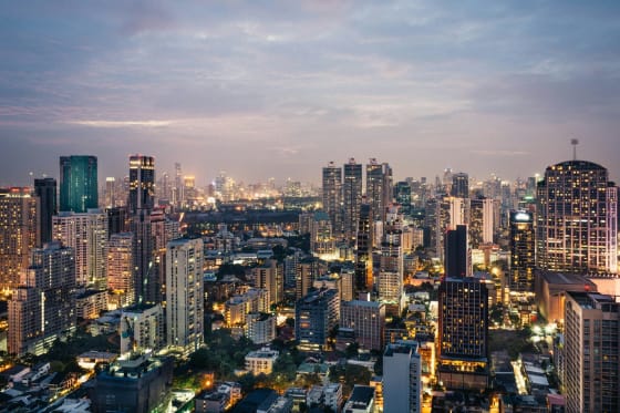 Skyline van Bangkok in de schemering