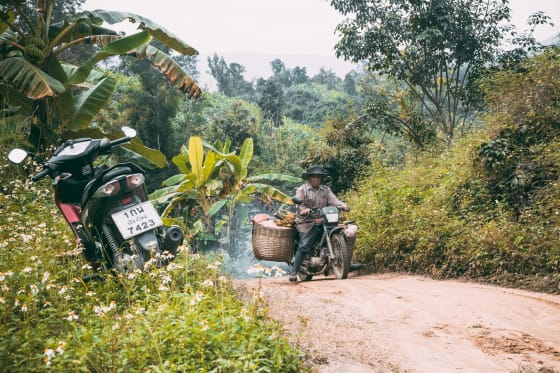 Motorrijder op een bospad in Noord-Thailand