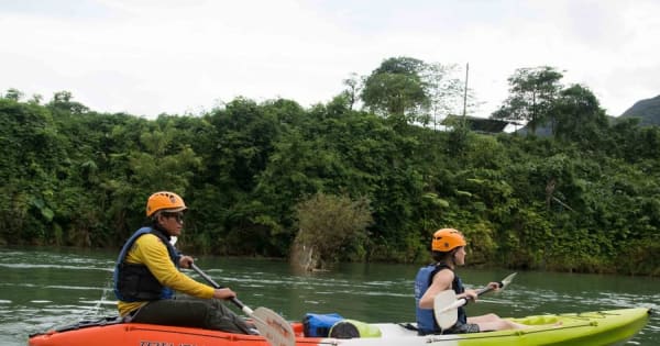 Vang Vieng: Kajakken & Cave Tubing met Zip Line/Blue Lagoon