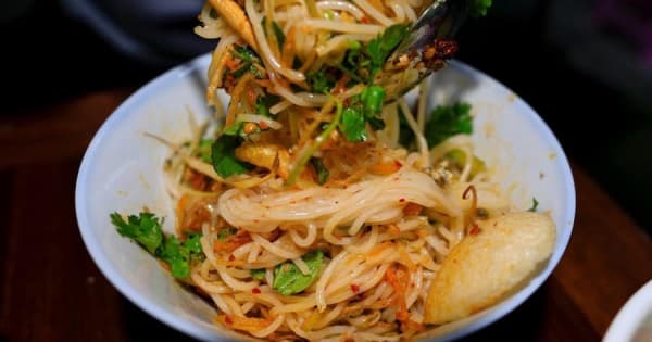 Hue: Lokale culinaire tour · 8 proeverijen, verhalen en insiderplekken
