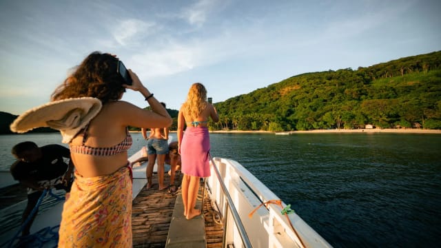 Reizigers aan boord van de expeditieboot van Big Dream Boatman tussen de eilanden van Palawan