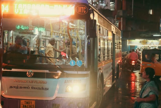 Passagiers in een bus bij nacht