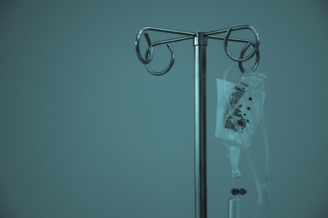 Infuuszak aan een standaard in een ziekenhuiskamer