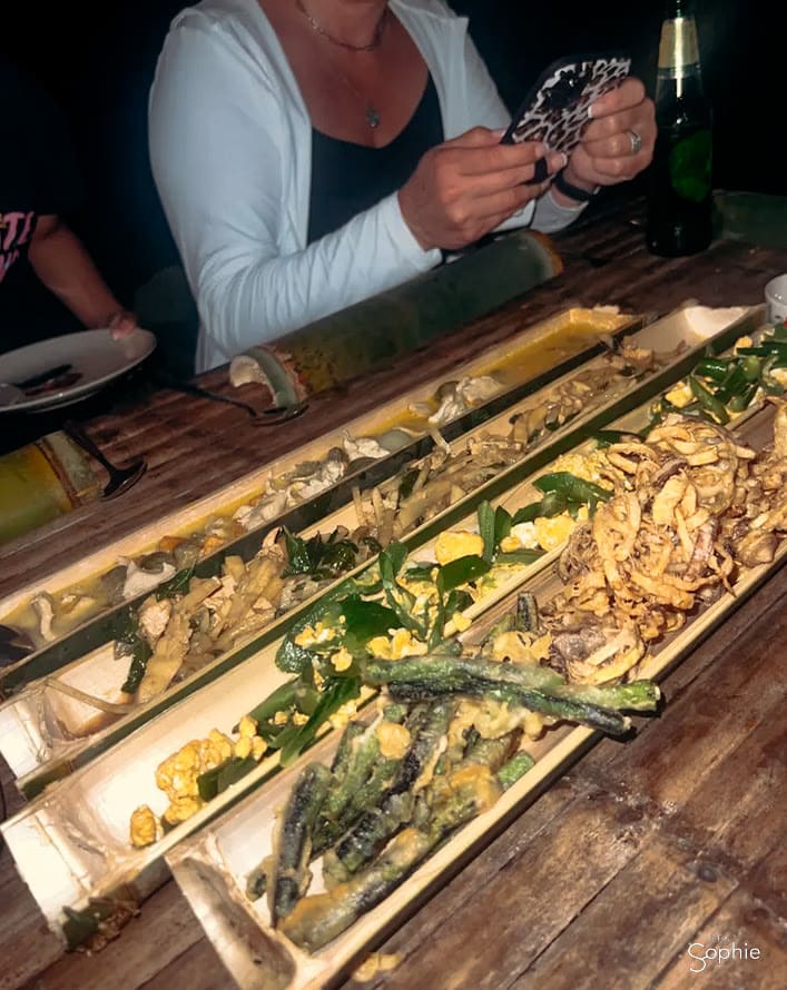 In bananenblad gewikkelde gerechten boven het vuur
