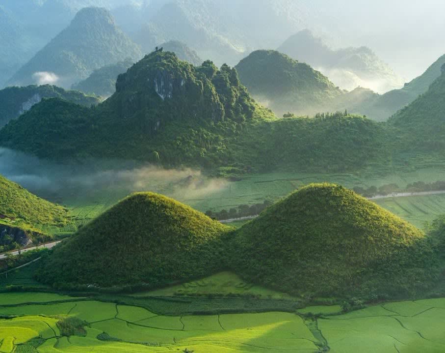 De twin mountains bij Quan Ba in de mist