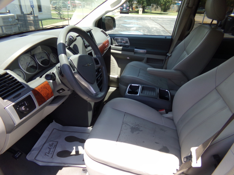 Chrysler Town & Country 2008 price $4,650